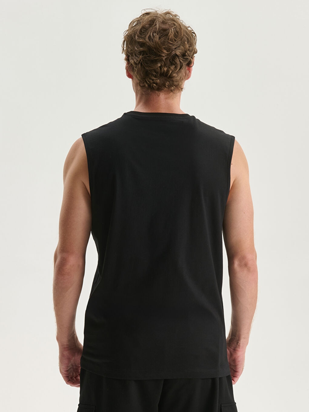 تيشيرت بدون أكمام مطبوع بياقة دائرية للرجال-3