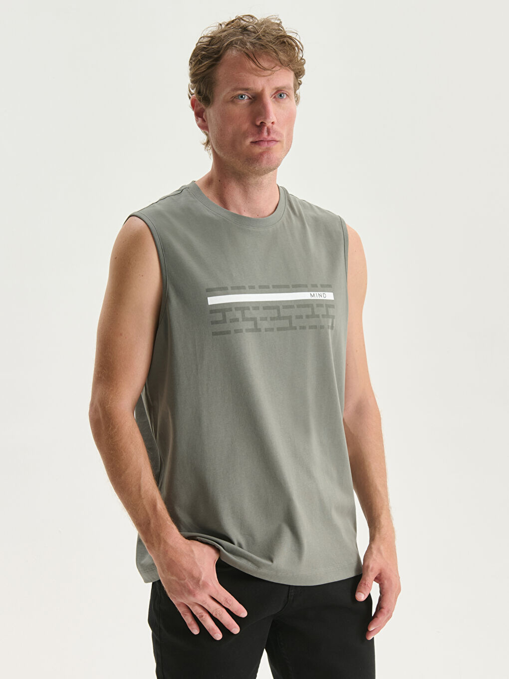 მრგვალი საყელო ნაბეჭდი მამაკაცის უმკლავო მაისური