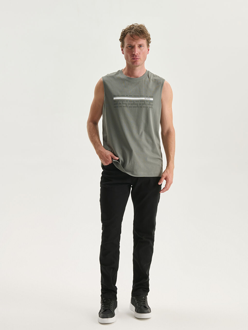 მრგვალი საყელო ნაბეჭდი მამაკაცის უმკლავო მაისური-1