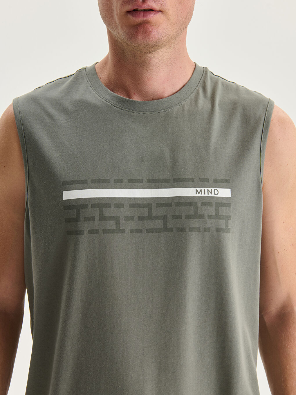 მრგვალი საყელო ნაბეჭდი მამაკაცის უმკლავო მაისური-2