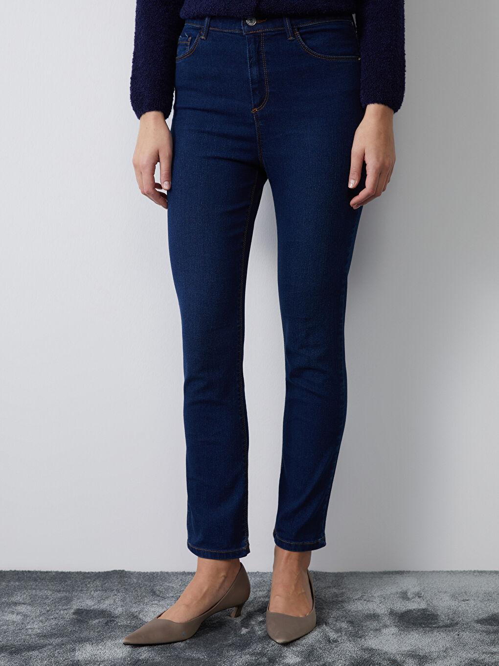 LCWAIKIKI Classic Indigo Straight Fit Kadın Jean Pantolon - 1