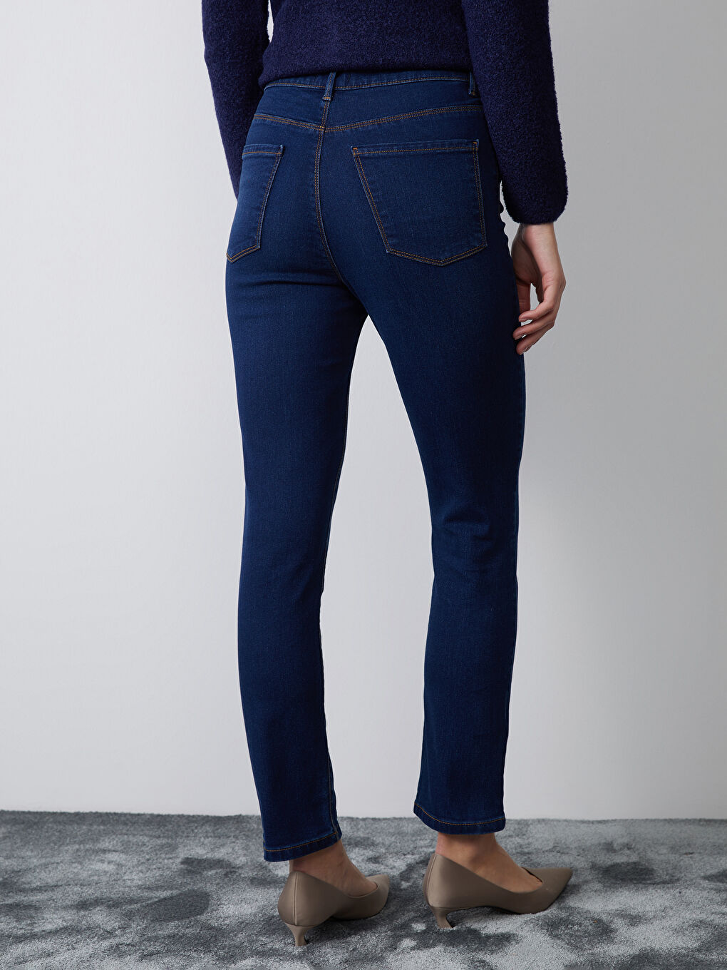 LCWAIKIKI Classic Indigo Straight Fit Kadın Jean Pantolon - 4