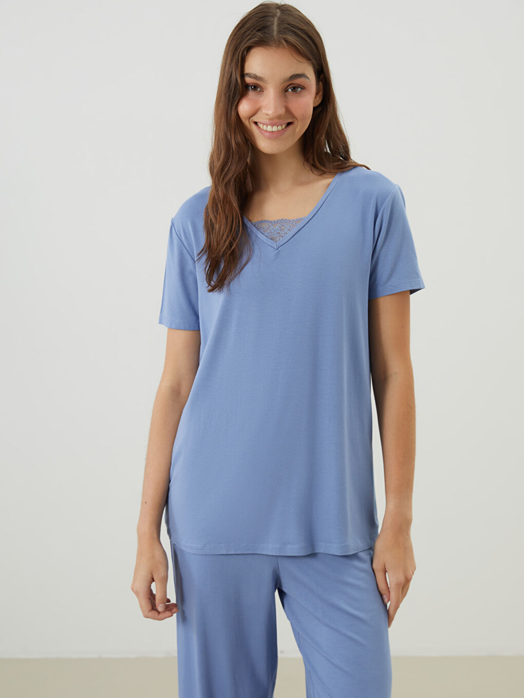 Mavi V Yaka Dantel Detaylı Kadın Pijama Üstü