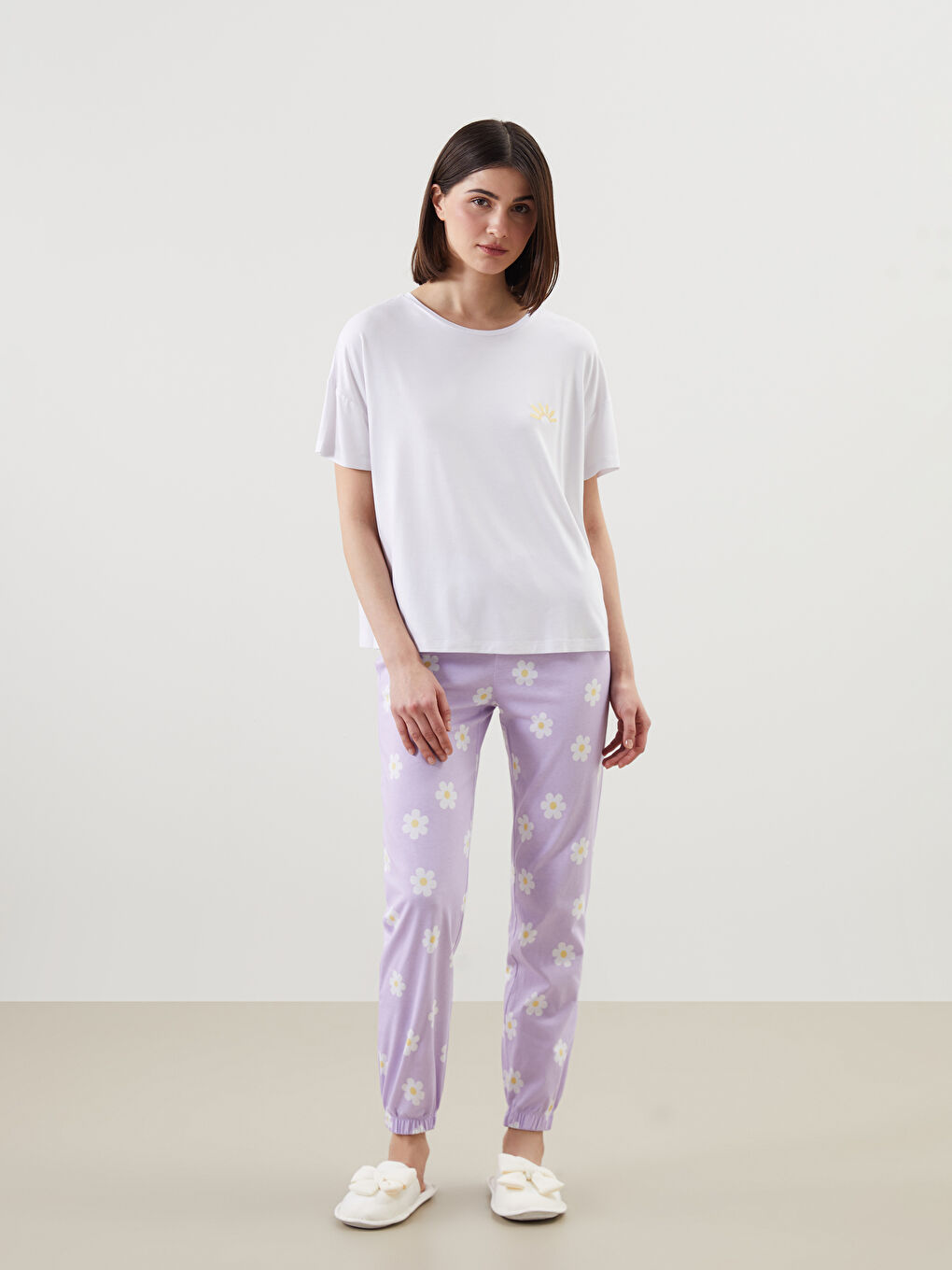 Beyaz Bisiklet Yaka Nakışlı Kadın Pijama Üst-1