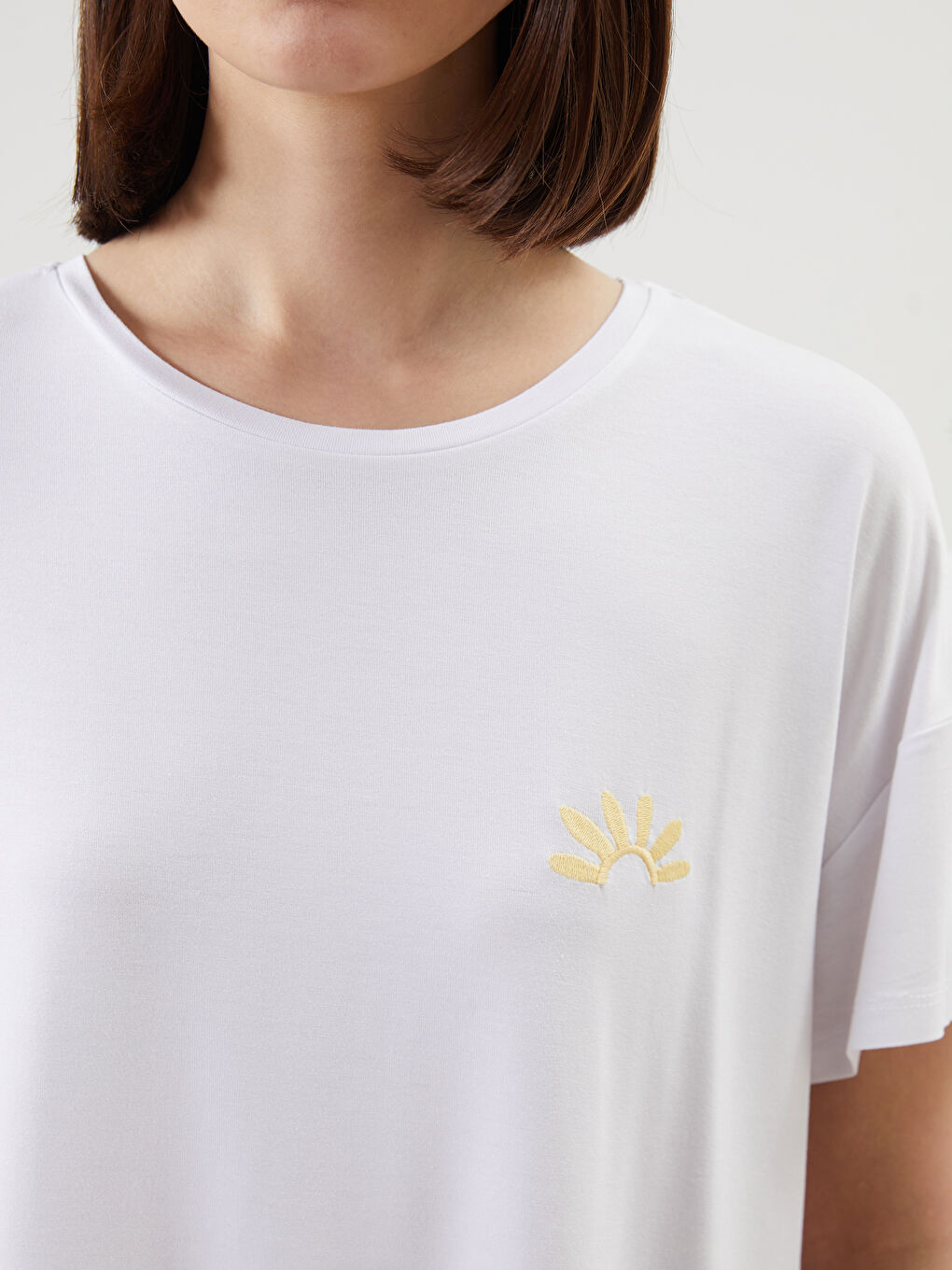 Beyaz Bisiklet Yaka Nakışlı Kadın Pijama Üst-2