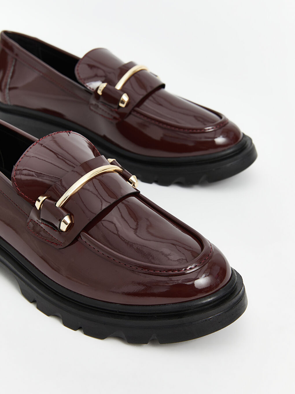 Mocassins pour Femmes en Similicuir avec Applique Métallique Détaillée-2