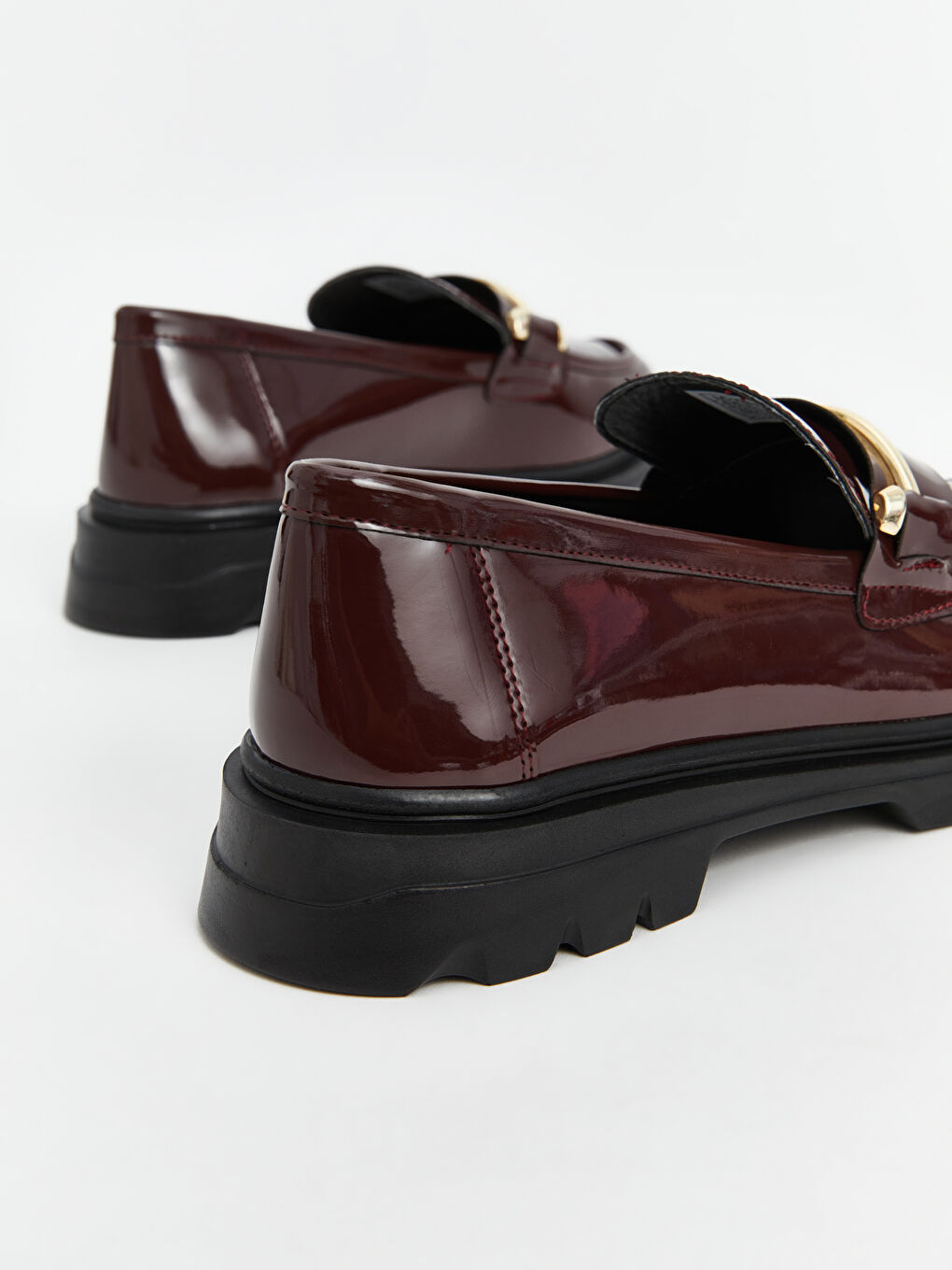 Mocassins pour Femmes en Similicuir avec Applique Métallique Détaillée-4
