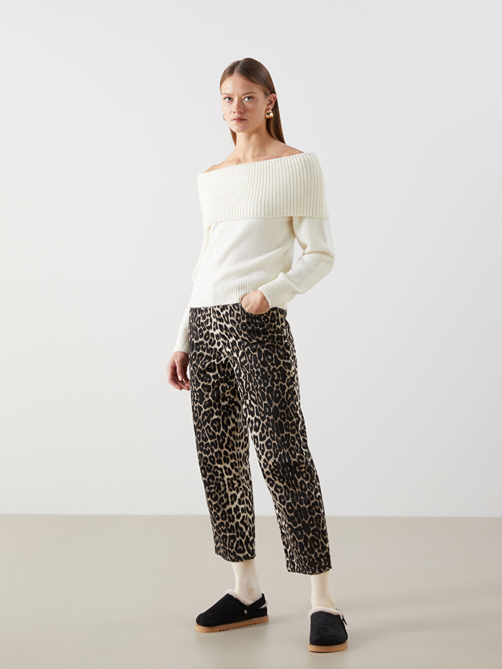 Siyah Süet Görünümlü Kadın Ev Terliği-1