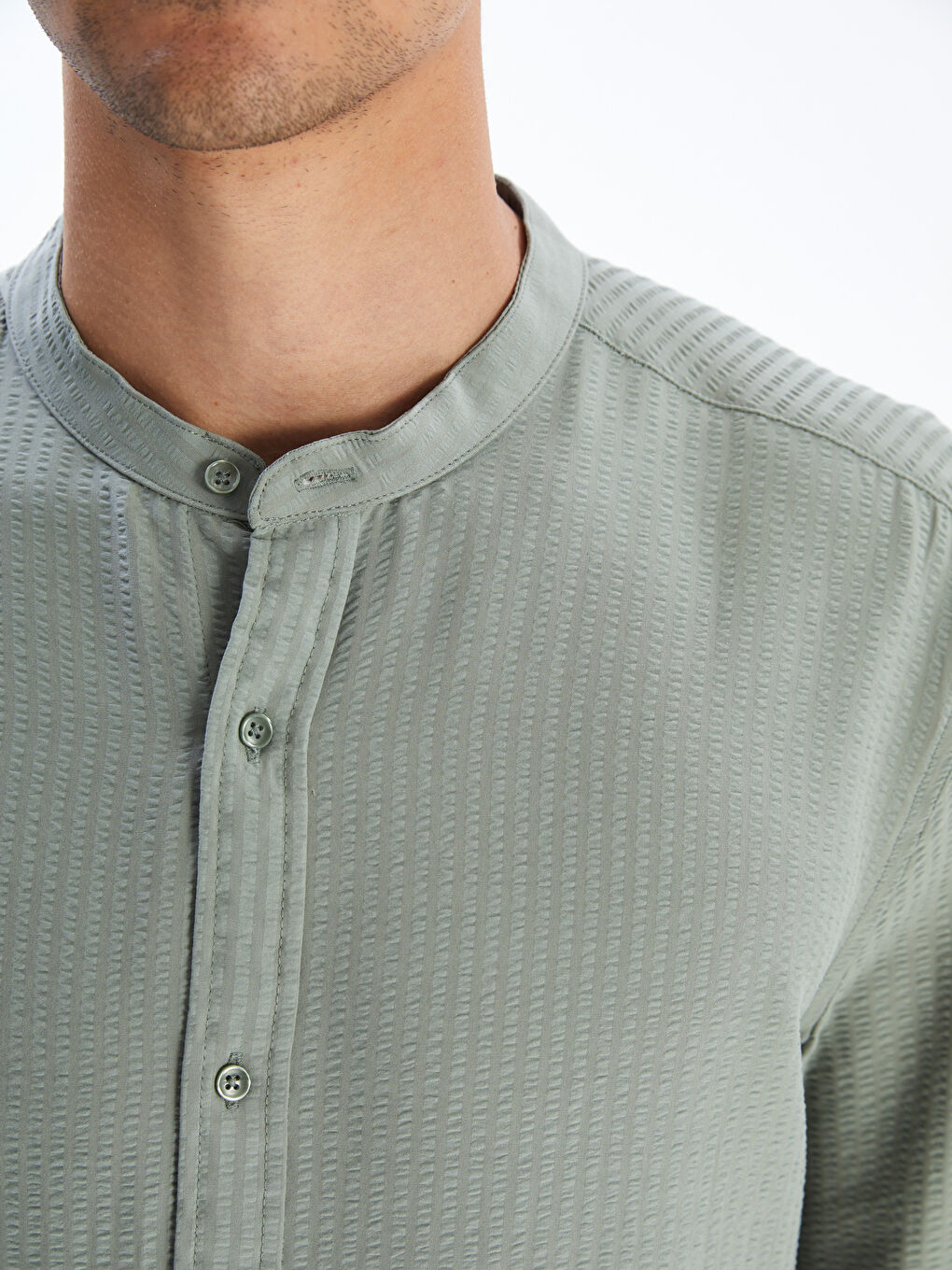 قميص رجالي عادي بكم قصير من قماش دوبي مُحبحب-3