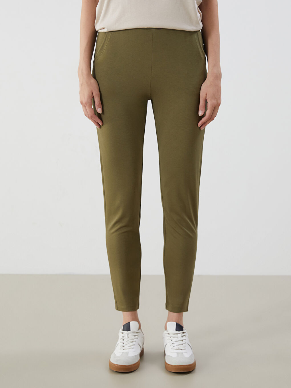 LCWAIKIKI Classic Women's Sweatpants with Elastic Waist -S5DF75Z8-H2T