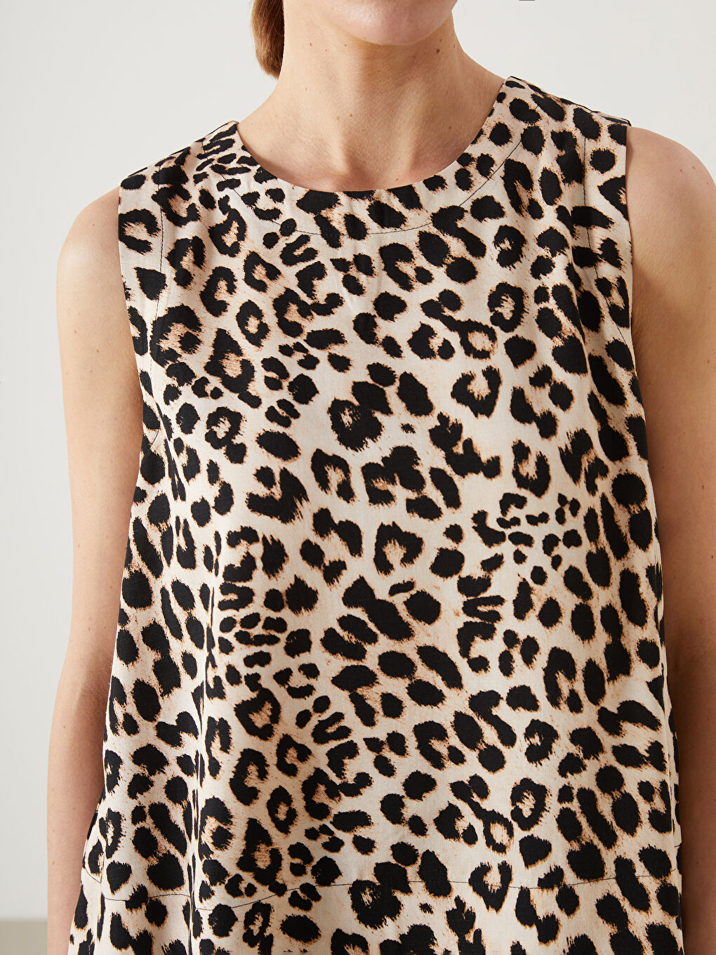 Kahverengi Bisiklet Yaka Leopar Desenli Kadın Bluz-2