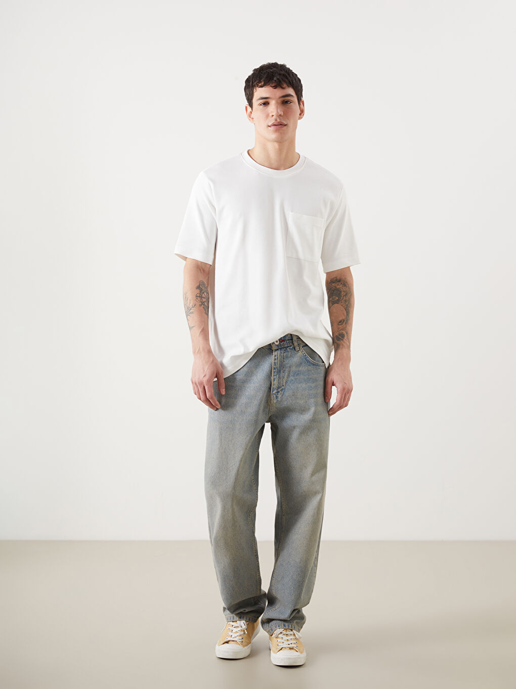 تيشيرت رجالي بياقة دائرية وكم قصير-1