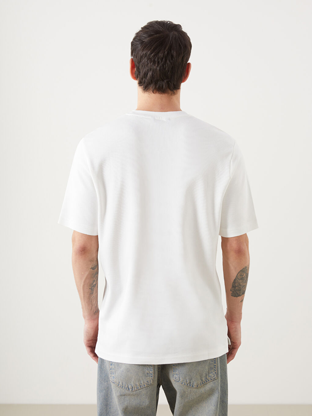 تيشيرت رجالي بياقة دائرية وكم قصير-3