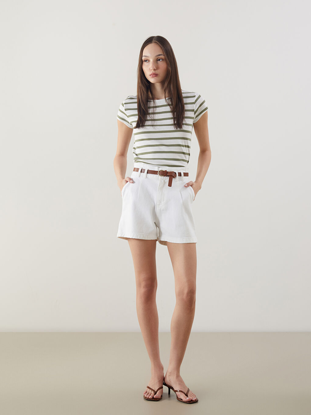 Beyaz Beli Kemerli Kadın Jean Şort