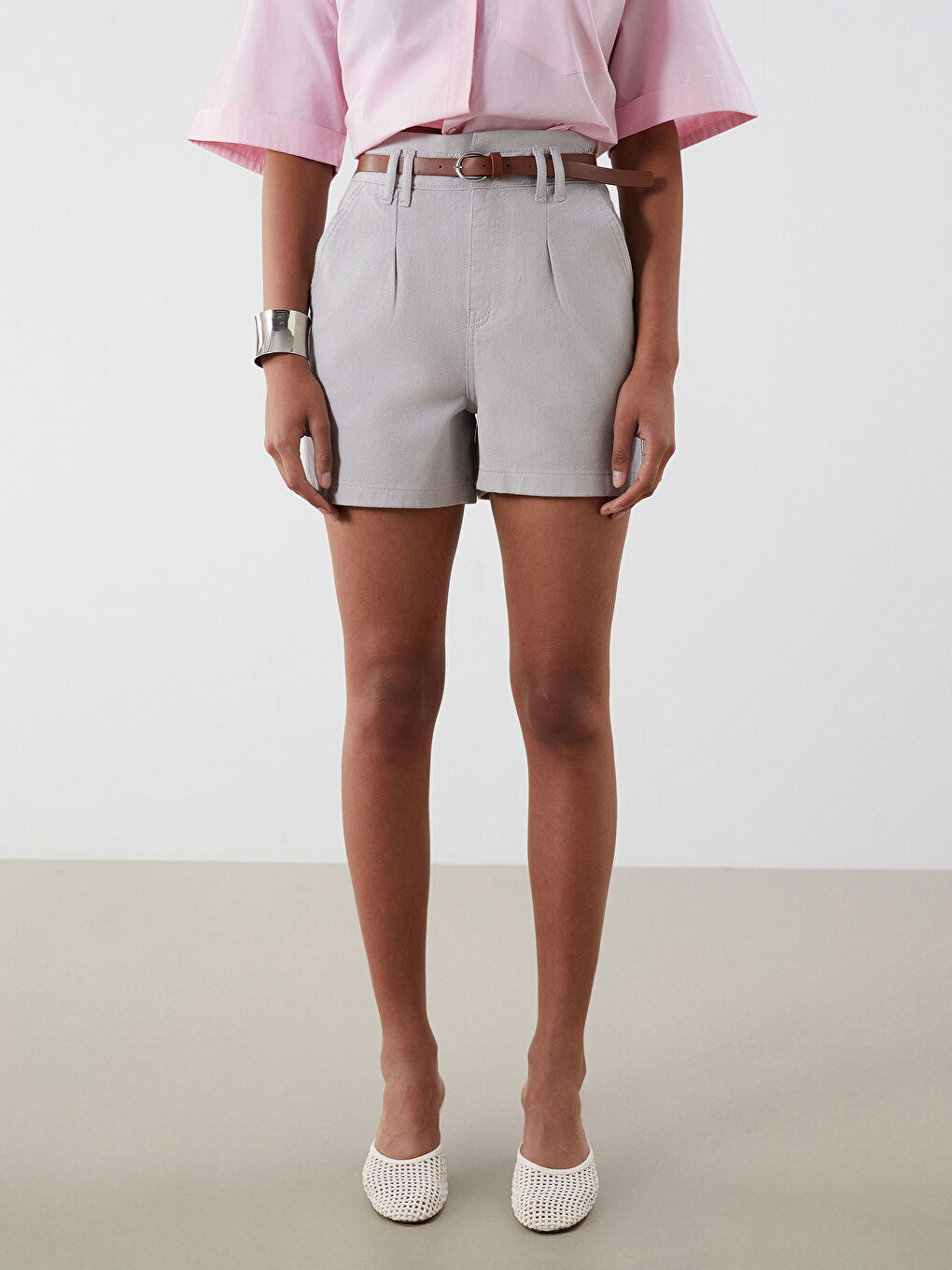 Gri Beli Kemerli Kadın Jean Şort-1