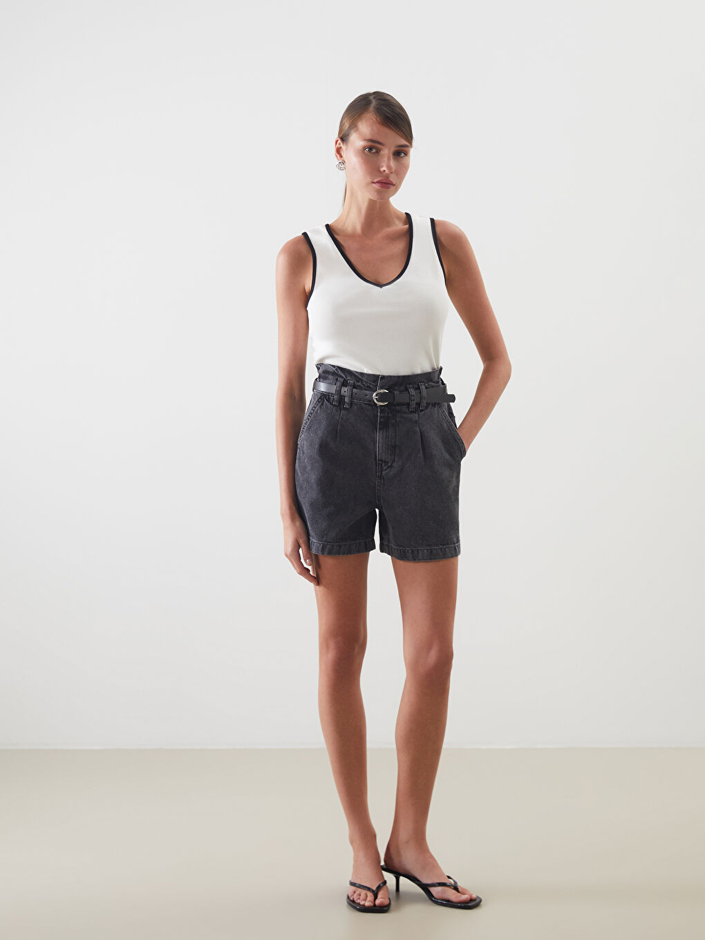 Gri Beli Kemerli Kadın Jean Şort