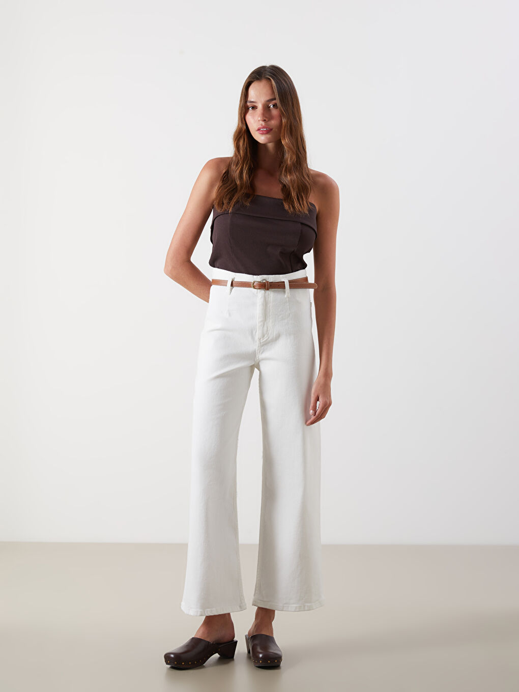 Beyaz Beli Kemerli Wideleg Kadın Jean Pantolon