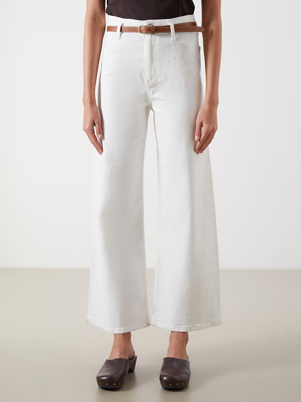 Beyaz Beli Kemerli Wideleg Kadın Jean Pantolon-1