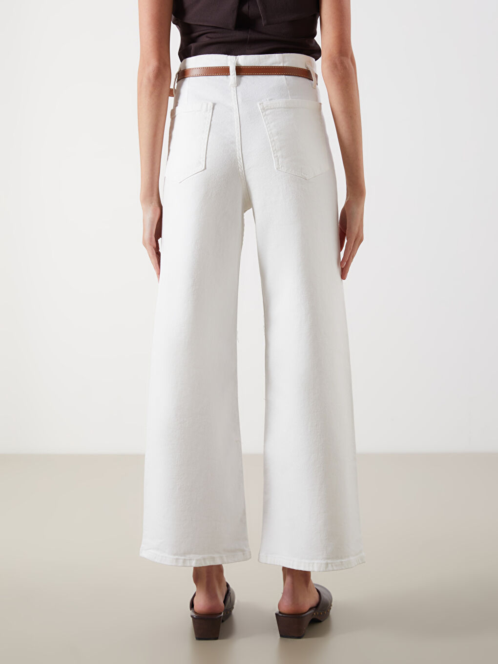 Beyaz Beli Kemerli Wideleg Kadın Jean Pantolon-3