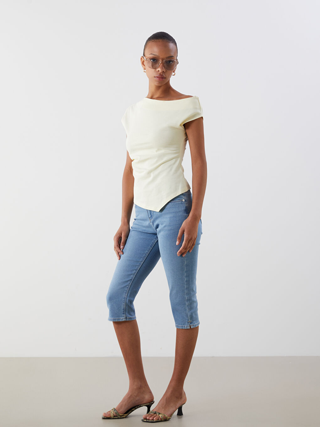 Slim Fit Women's Denim Capri -S5DN06Z8-311