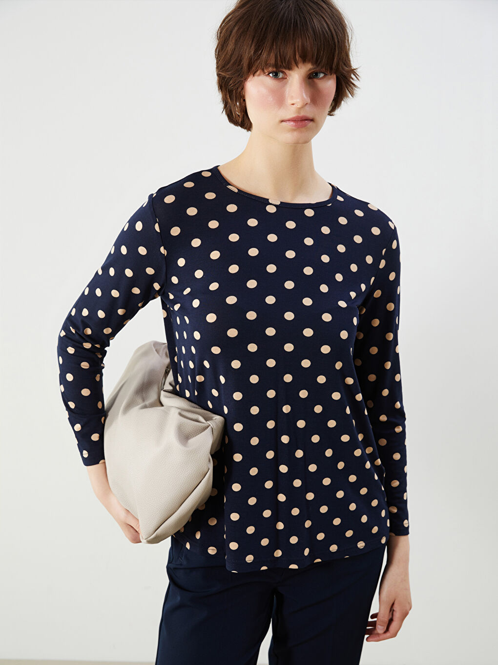 تي شيرت بولكا دوت بياقة دائرية للسيدات