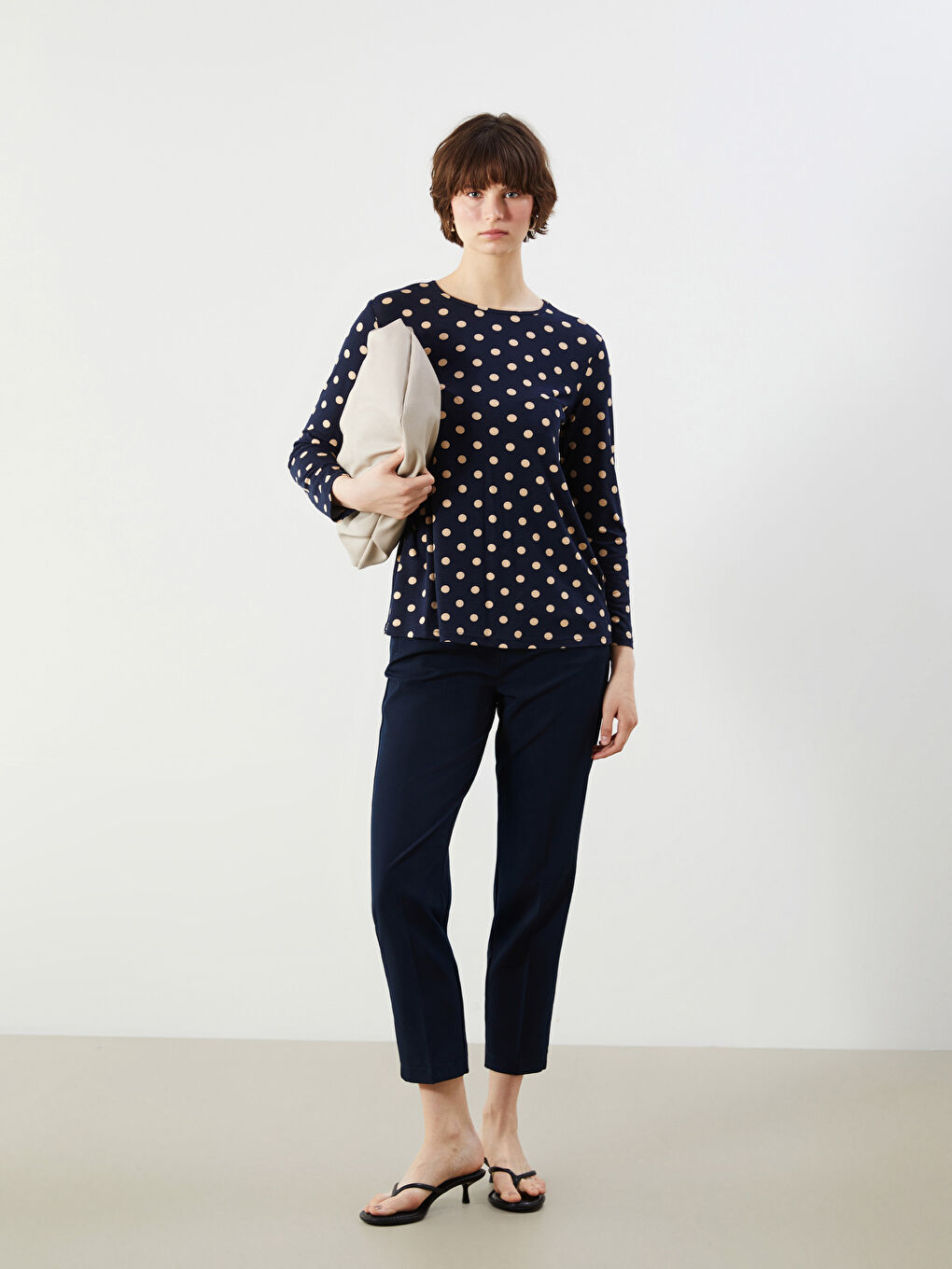 تي شيرت بولكا دوت بياقة دائرية للسيدات-1