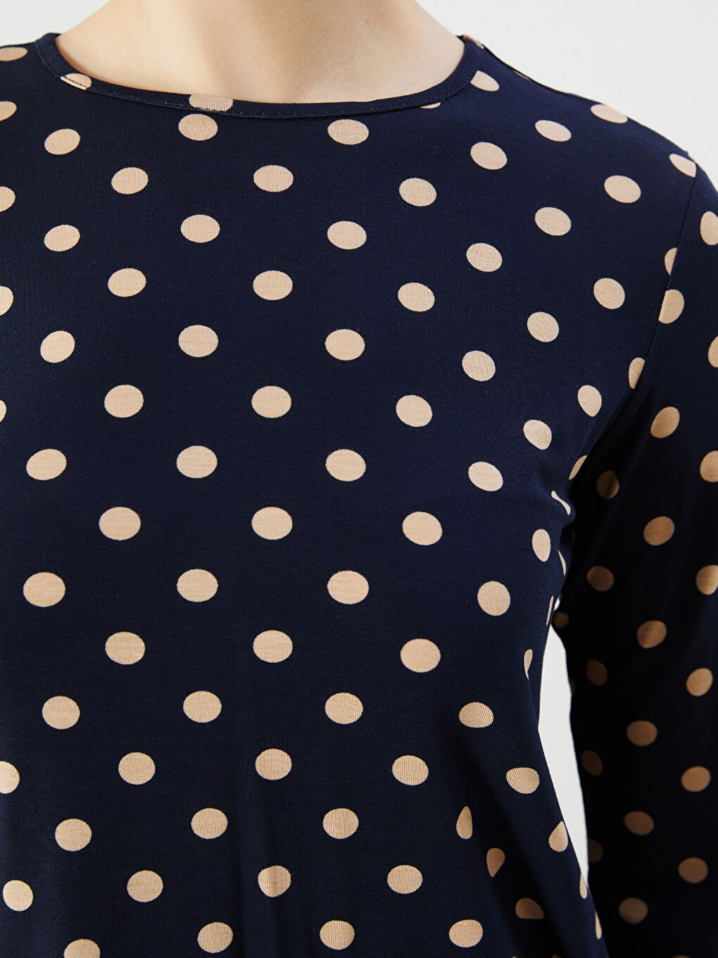 تي شيرت بولكا دوت بياقة دائرية للسيدات-2