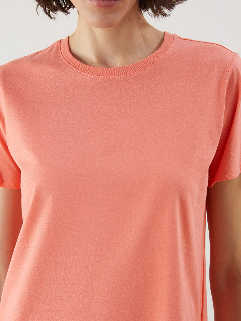 تي شيرت نسائي بياقة دائرية-2