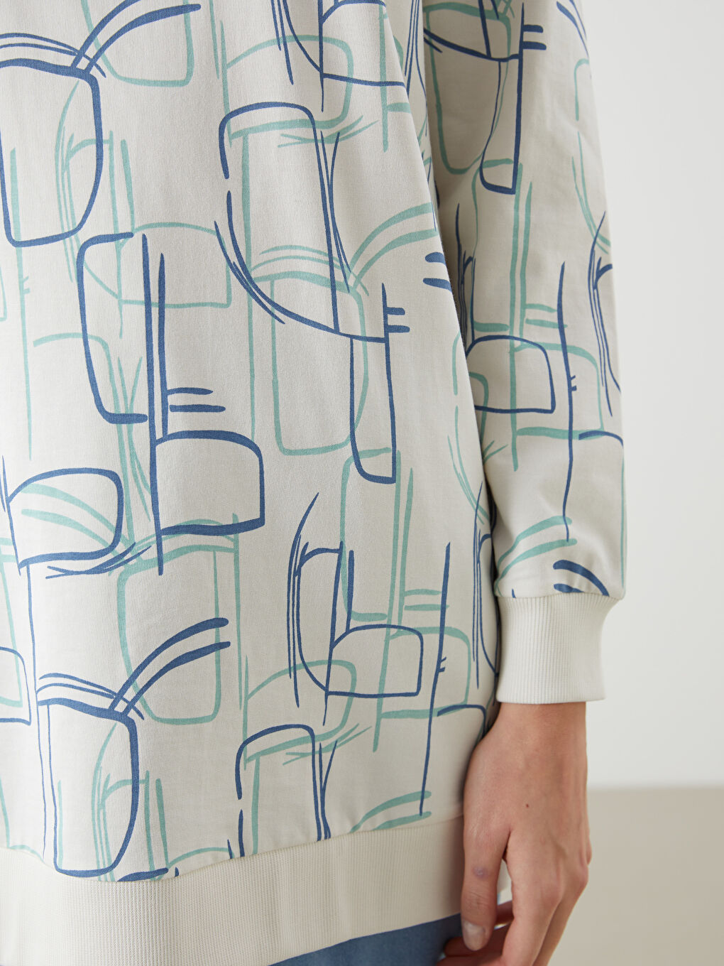 تونيك سويتشيرت واسع منقوش بياقة دائرية للسيدات-2