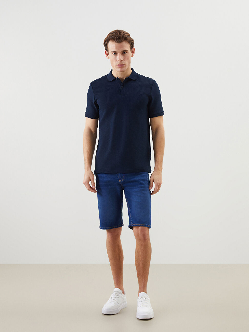 تي شيرت ياقة بولو منقوش للرجال-1