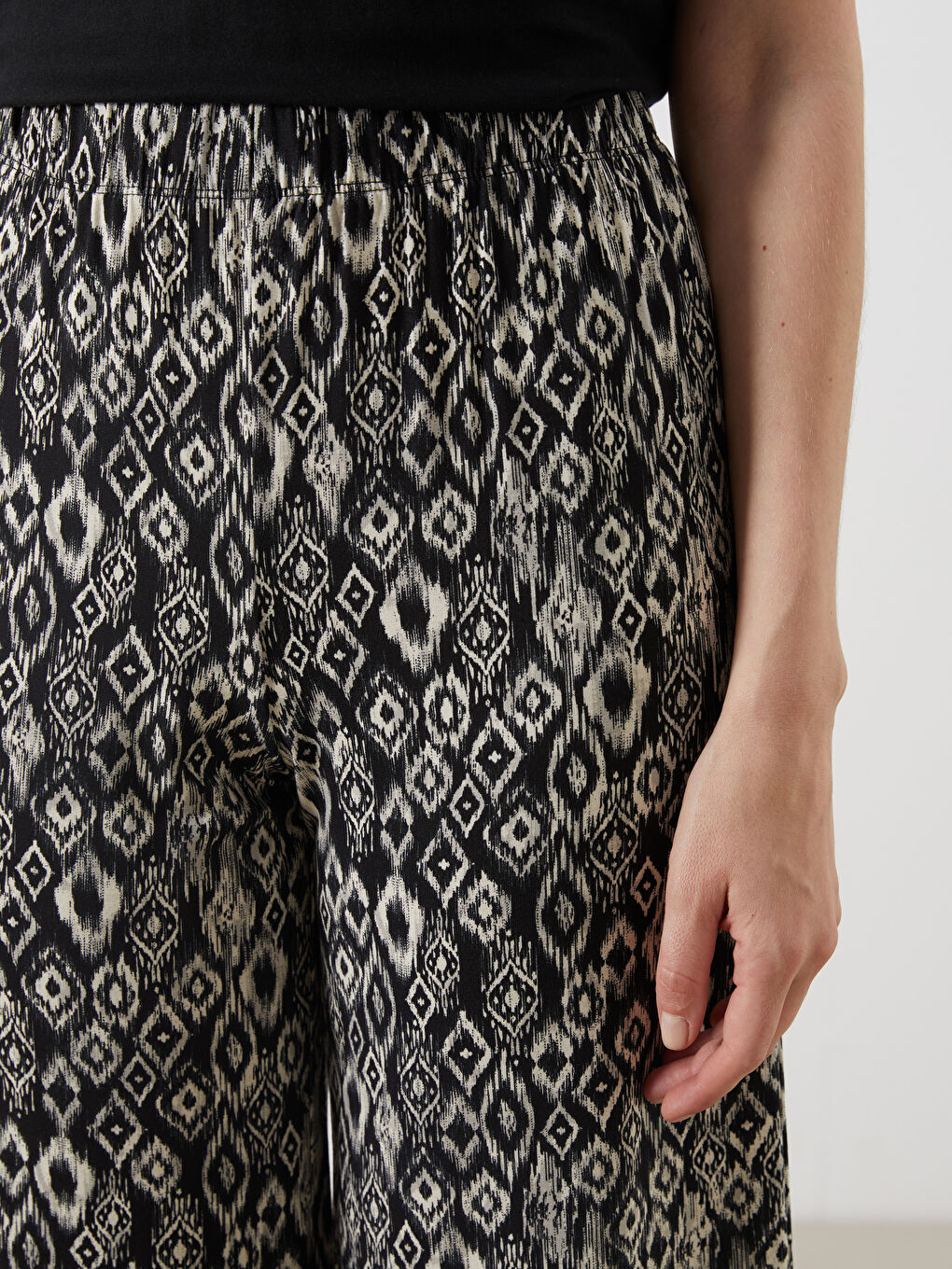 Patterned Women's Capri with Elastic Waist -S5ED77Z8-SW7