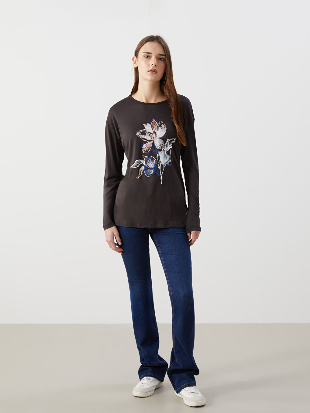 Kahverengi Bisiklet Yaka Çiçekli Kadın Tişört-1