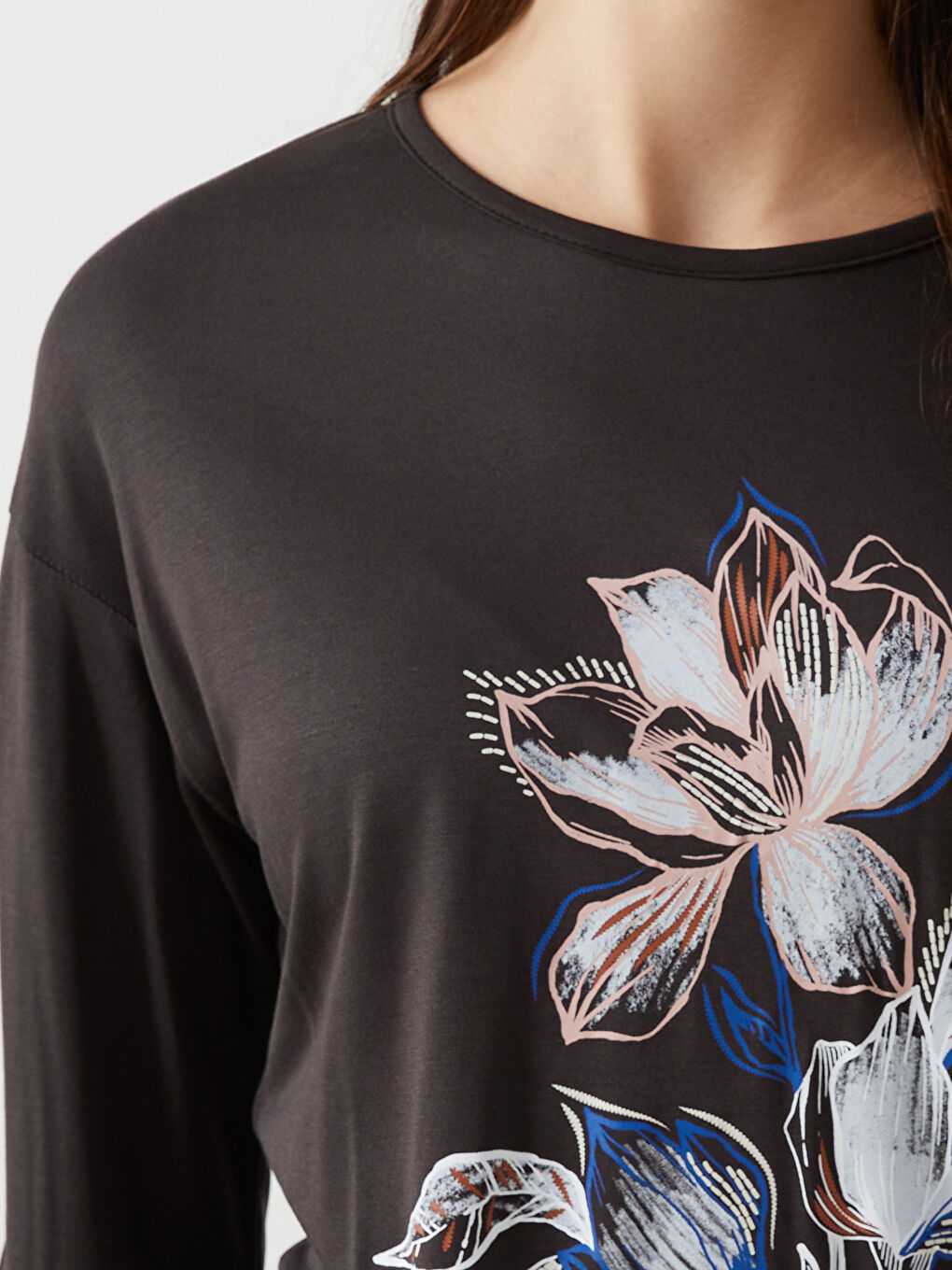 Kahverengi Bisiklet Yaka Çiçekli Kadın Tişört-2