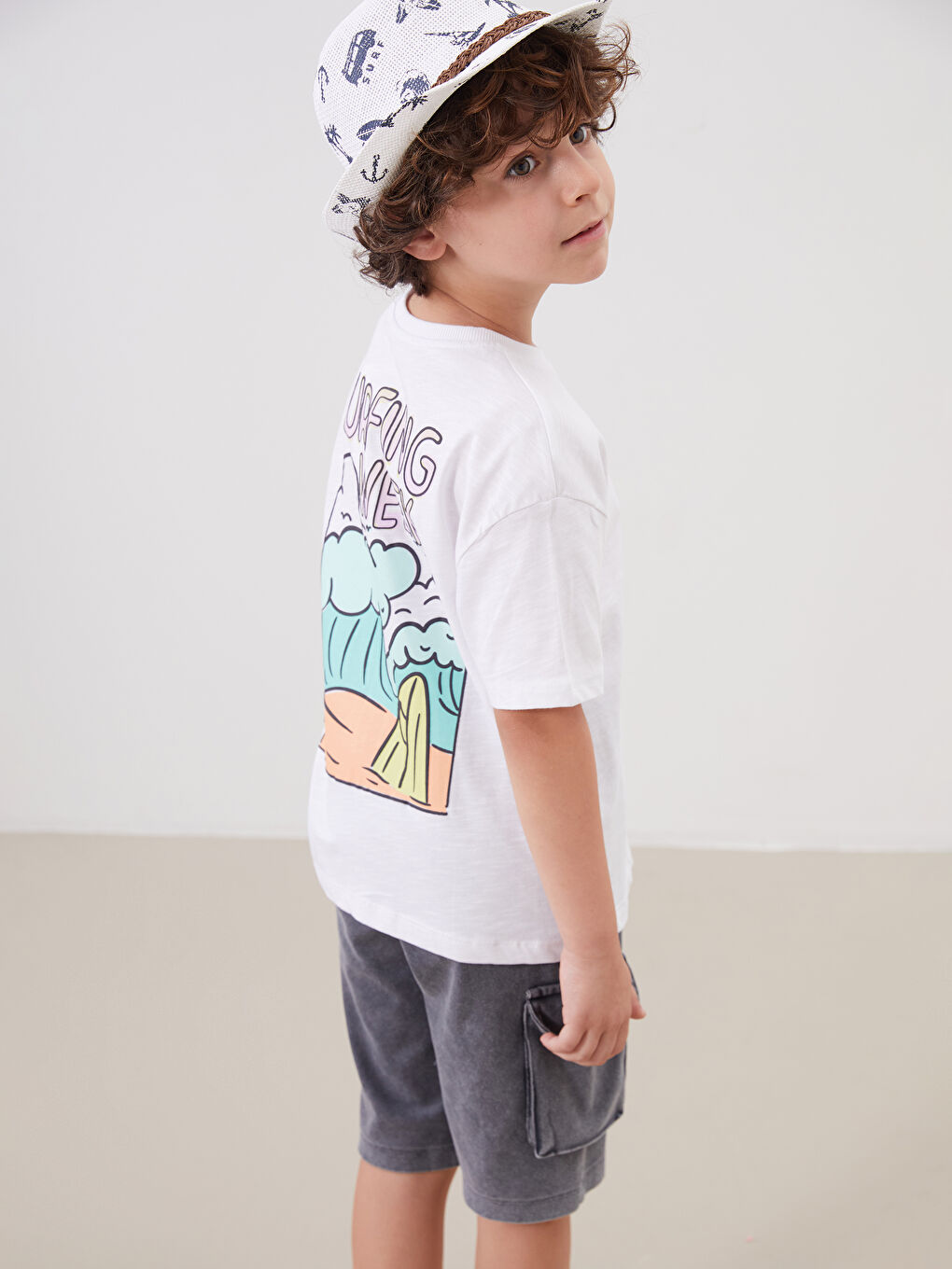 LCW Kids Beyaz Bisiklet Yaka Baskılı Erkek Çocuk Tişört