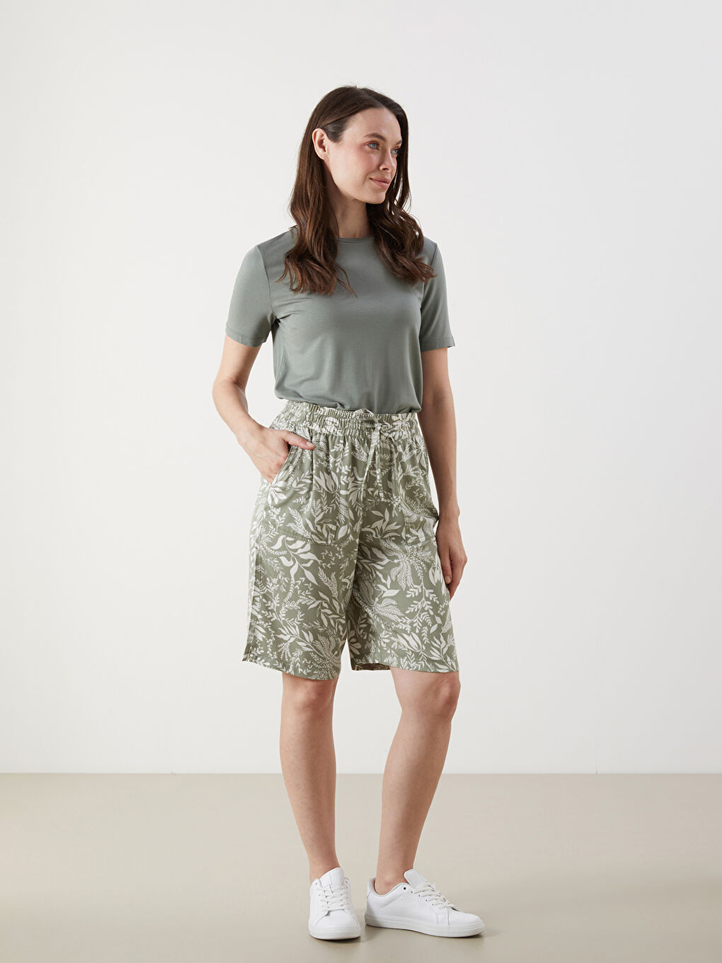 LC Waikiki Elasticated Waist Floral Women's Shorts -S5EO47Z8-LRR