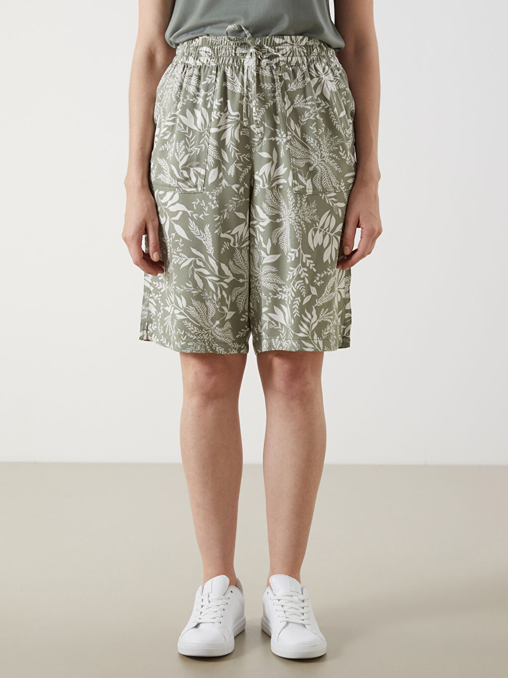 LC Waikiki Elasticated Waist Floral Women's Shorts -S5EO47Z8-LRR