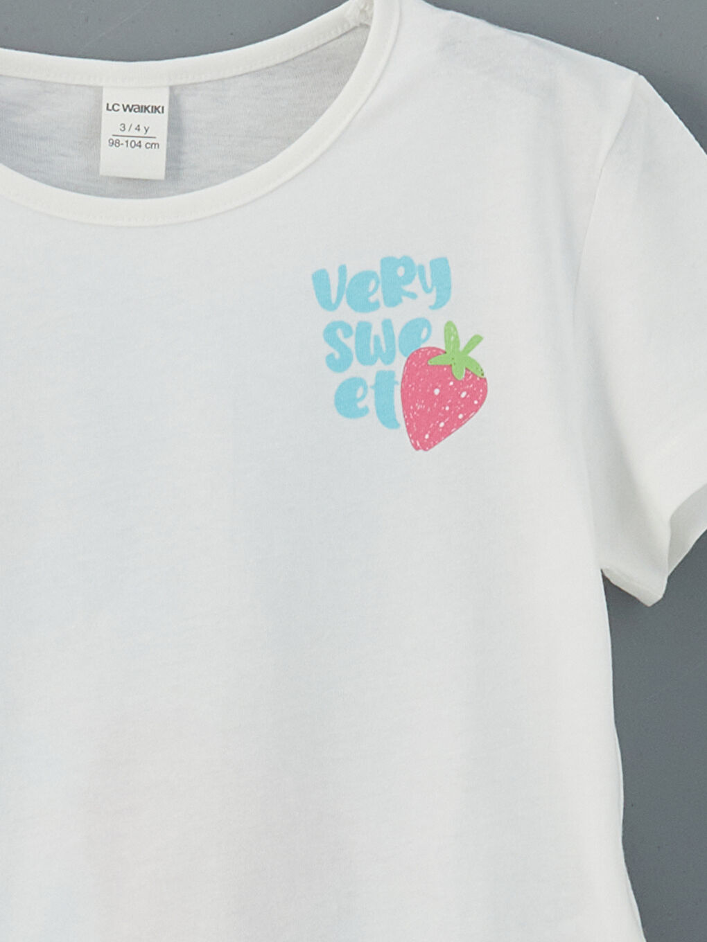 Beyaz Bisiklet Yaka Çilek Baskılı Kız Çocuk Tişört-4