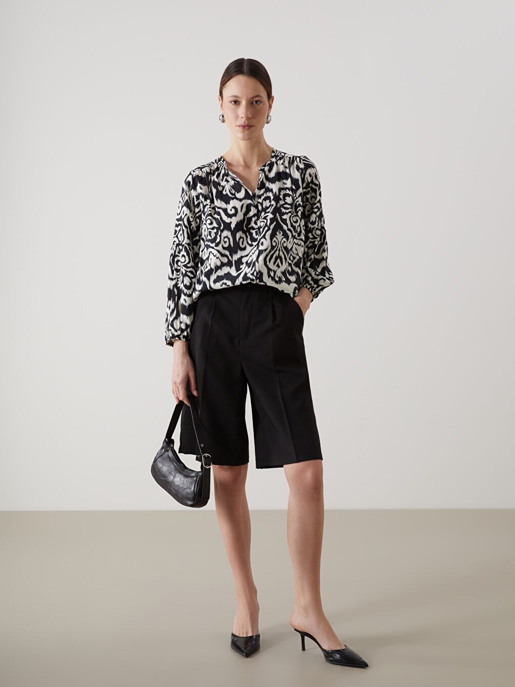 Beyaz Kaçık Yaka Desenli Kadın Bluz-1