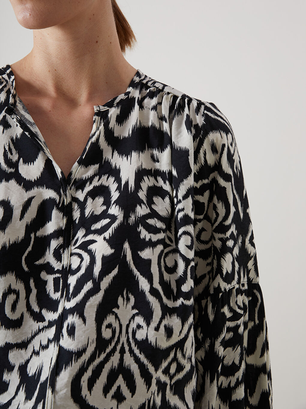 Beyaz Kaçık Yaka Desenli Kadın Bluz-2