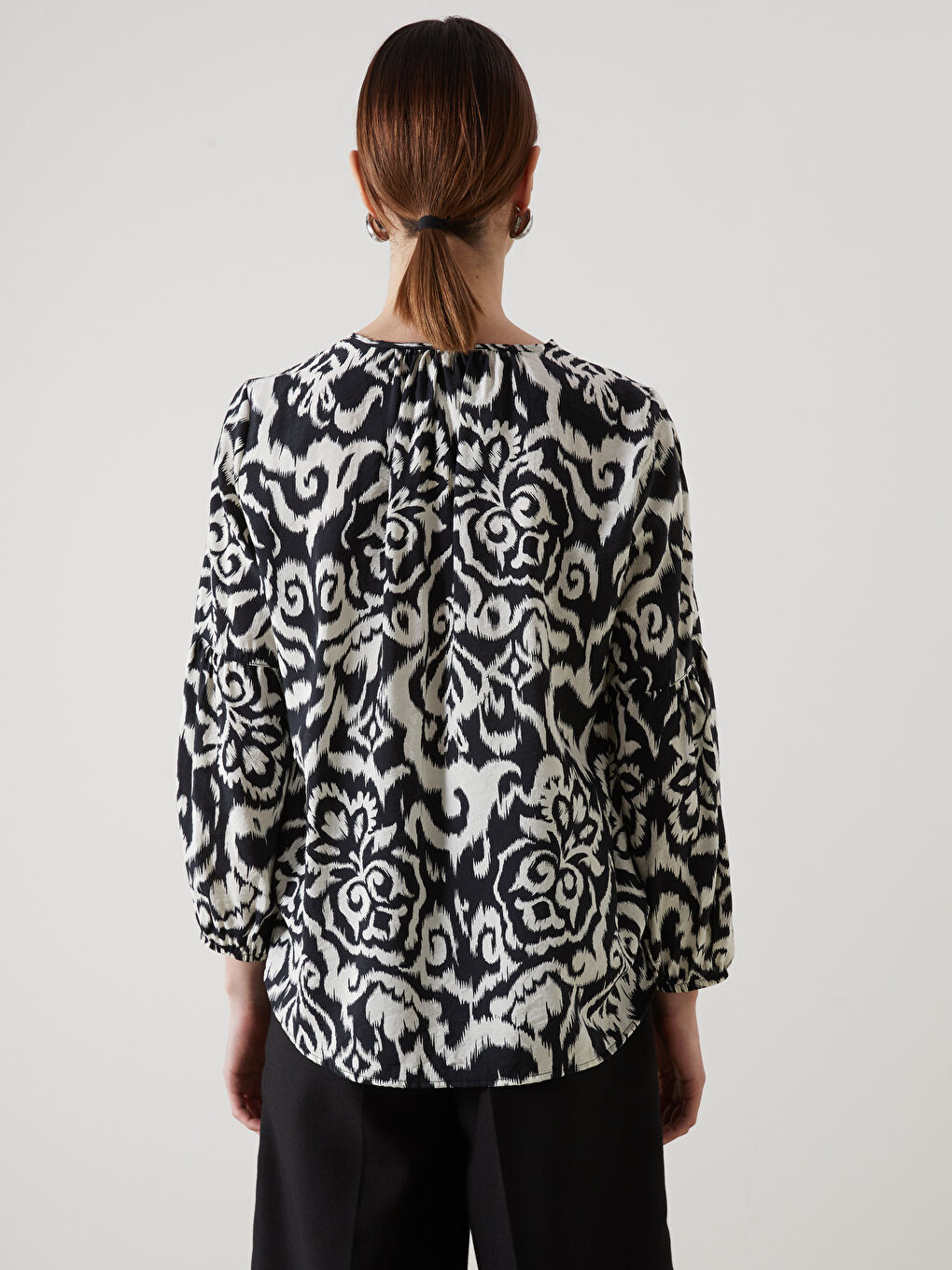 Beyaz Kaçık Yaka Desenli Kadın Bluz-3