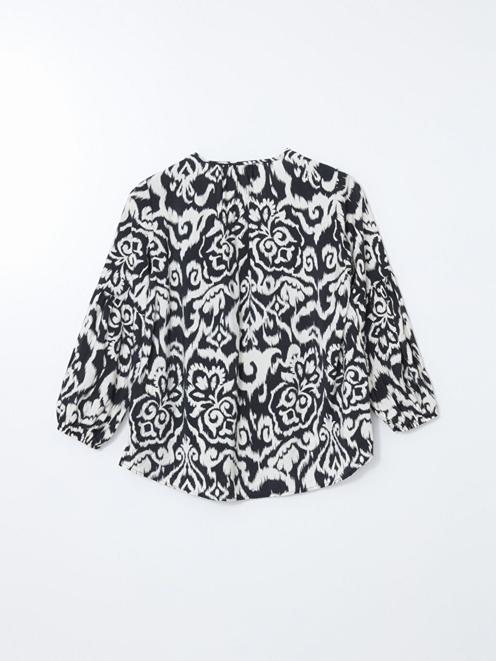 Beyaz Kaçık Yaka Desenli Kadın Bluz-5