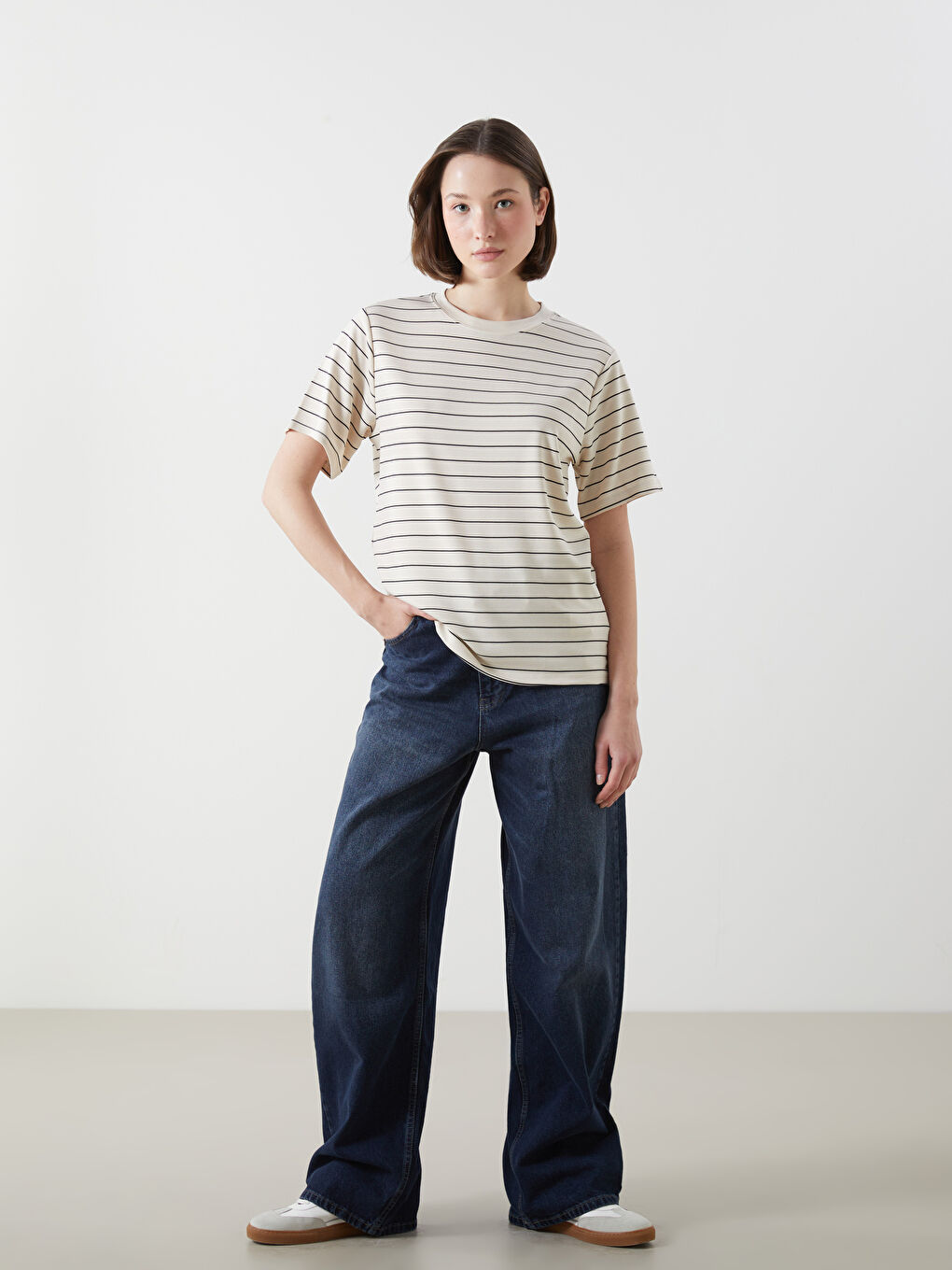 Bej Bisiklet Yaka Çizgili Oversize Kadın Tişört-1