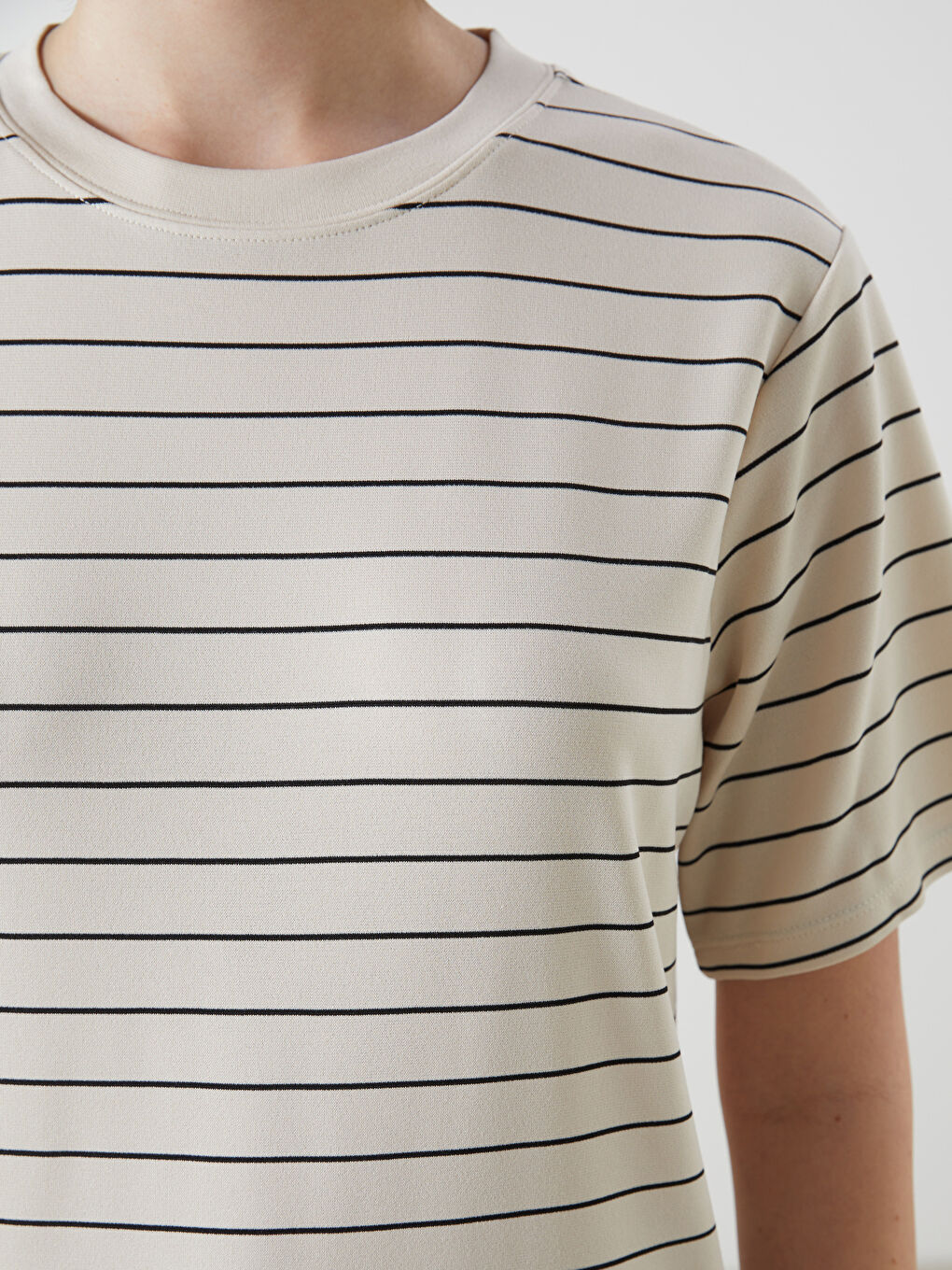 Bej Bisiklet Yaka Çizgili Oversize Kadın Tişört-2
