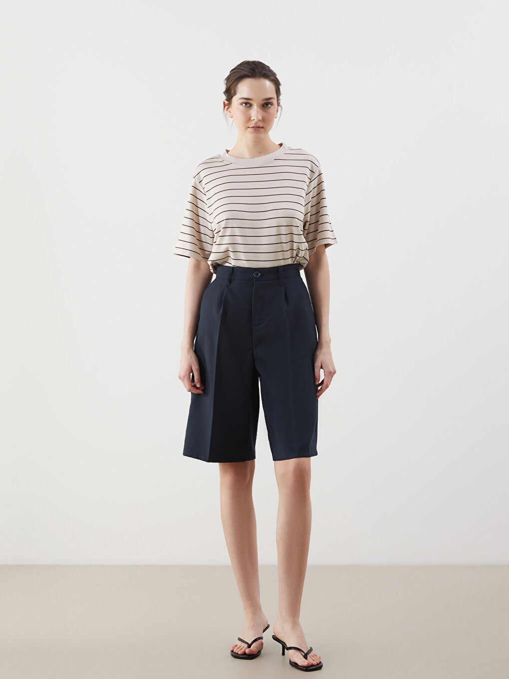 Ekru Bisiklet Yaka Çizgili Oversize Kadın Tişört-1