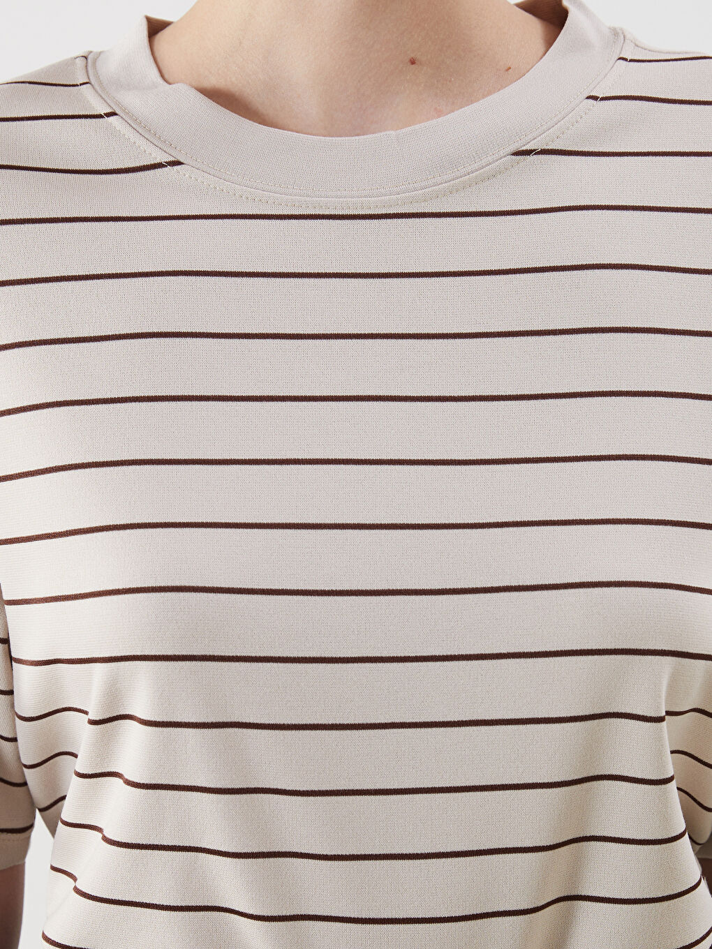 Ekru Bisiklet Yaka Çizgili Oversize Kadın Tişört-2