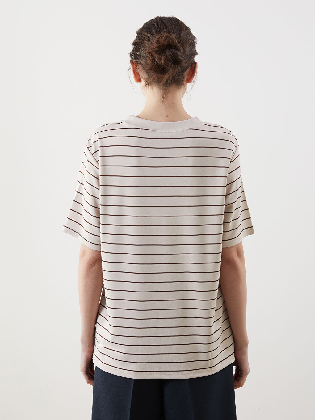 Ekru Bisiklet Yaka Çizgili Oversize Kadın Tişört-3