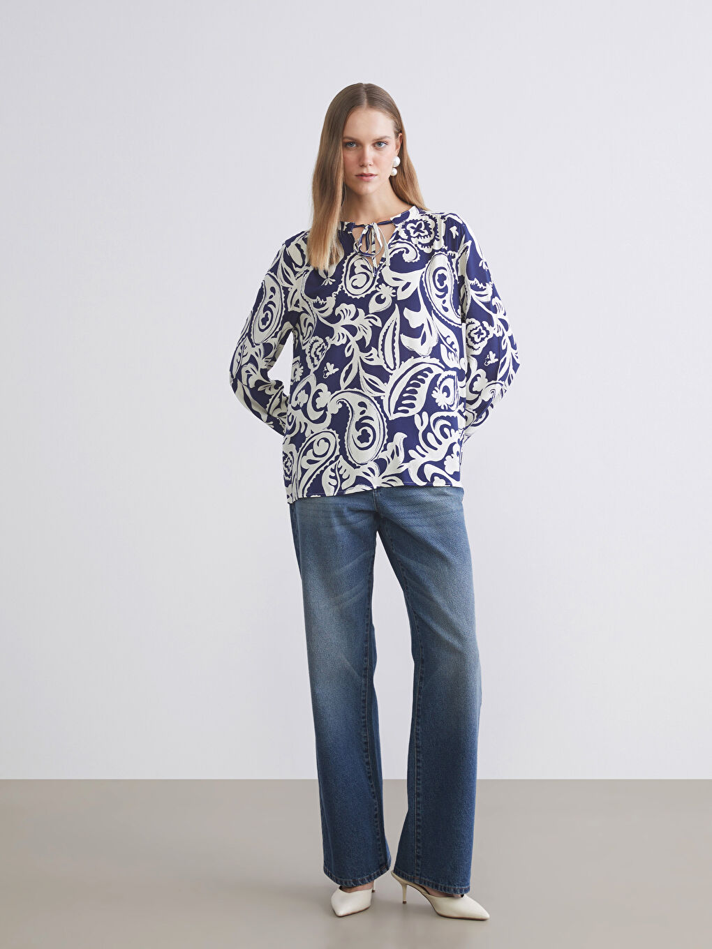 بلوزة للسيدات بربطة عنق ونقشة مُزهرة-1