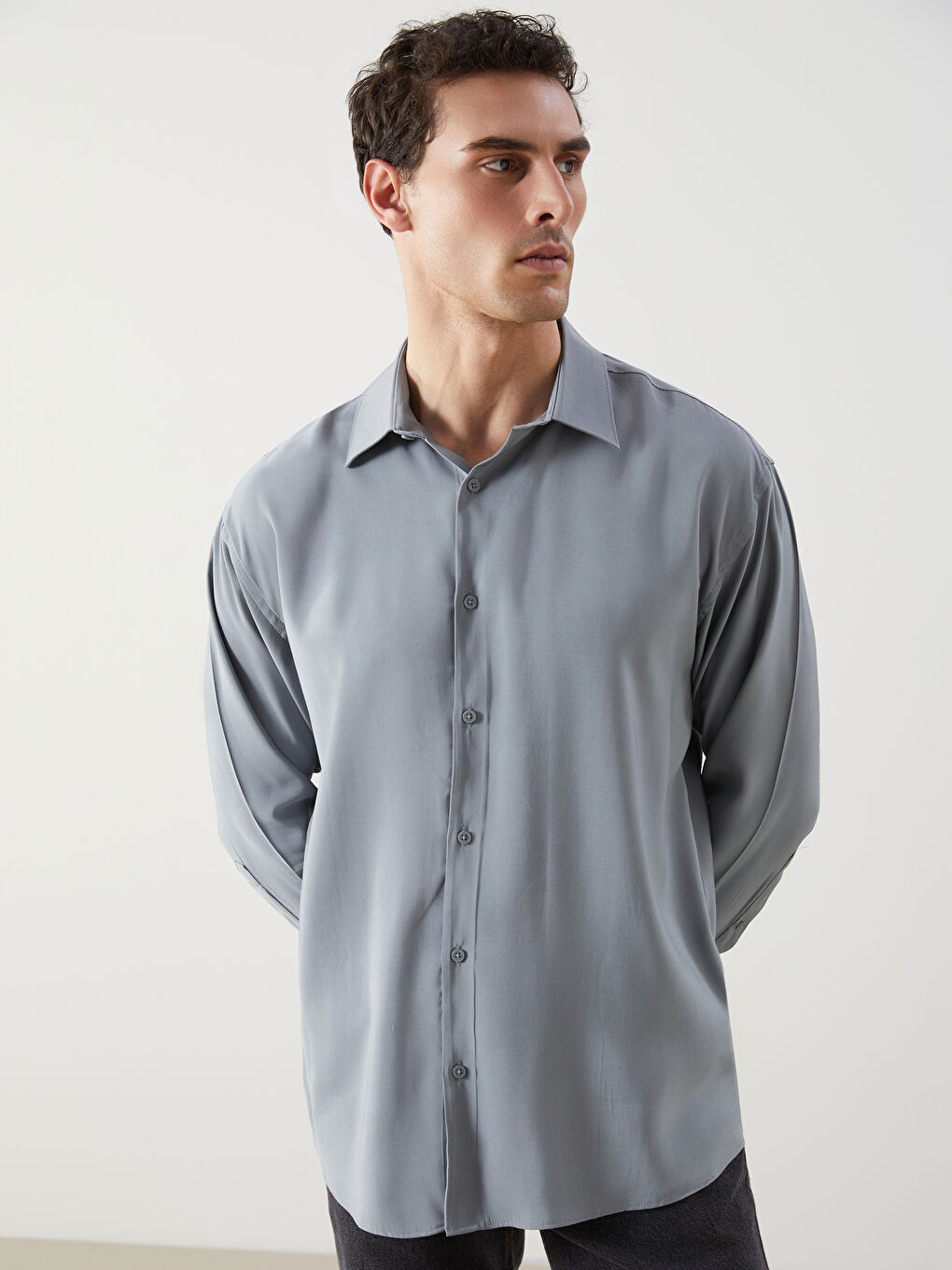 თავისუფალი ჭრის მამაკაცის პერანგი