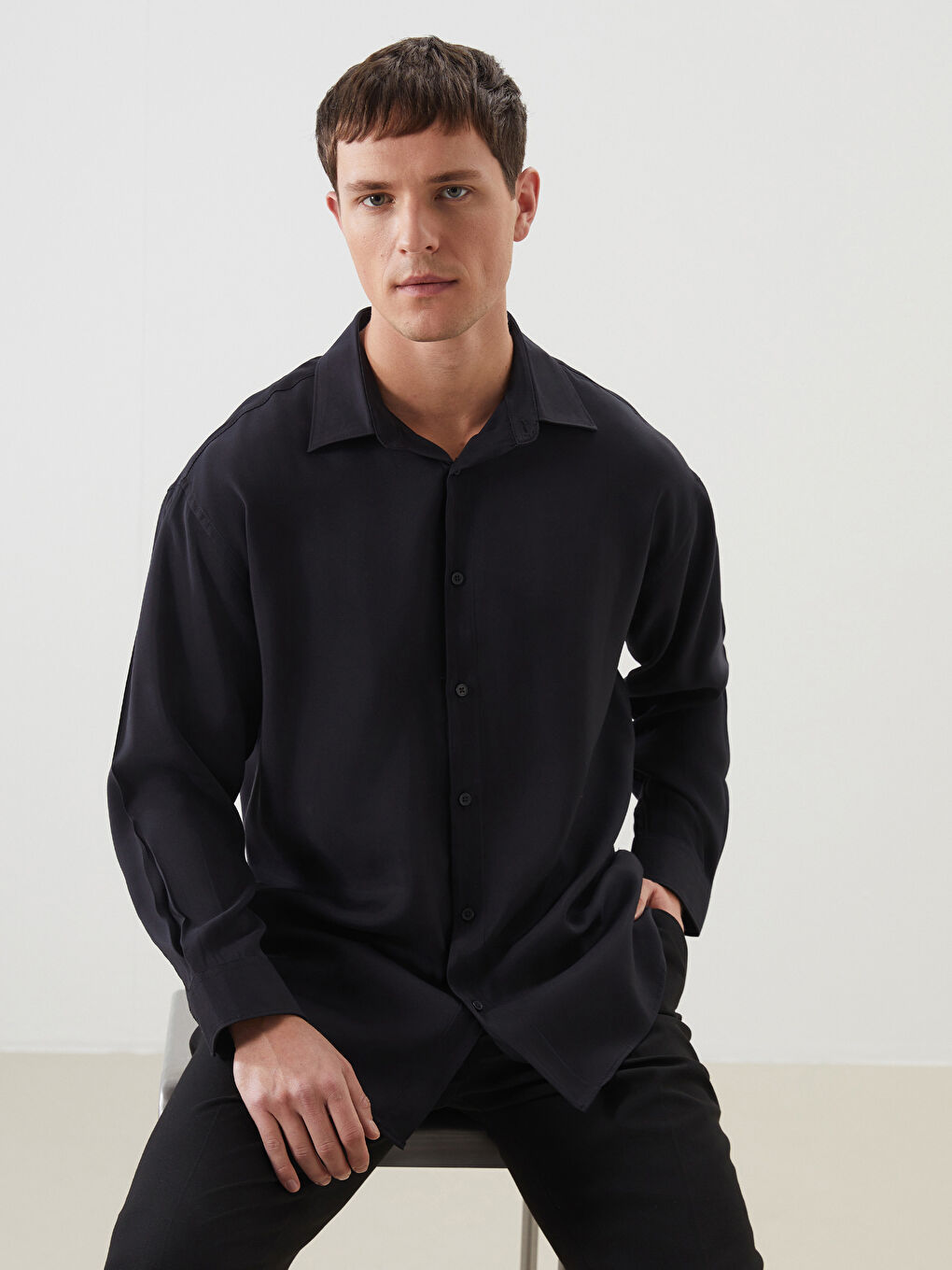 თავისუფალი ჭრის მამაკაცის პერანგი