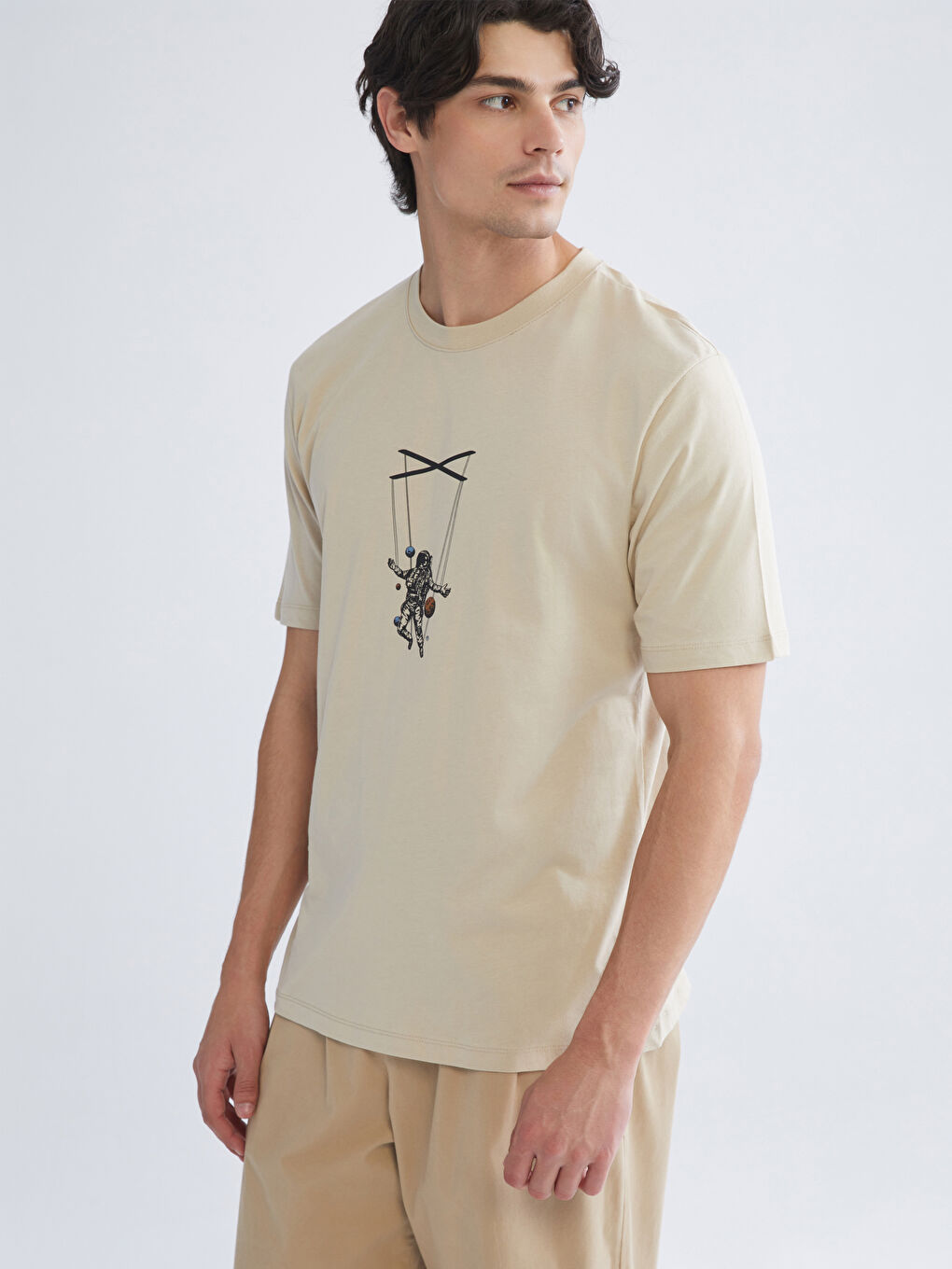 Bej Bisiklet Yaka Baskılı Penye Erkek Tişört